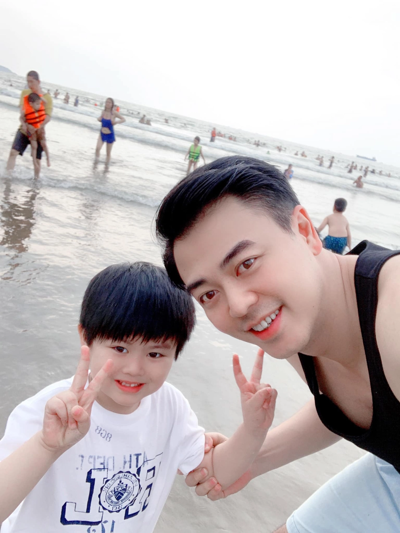 Tổ ấm hạnh phúc của mc tuấn tú vợ đẹp làm ở bộ ngoại giao con trai giống bố - 13