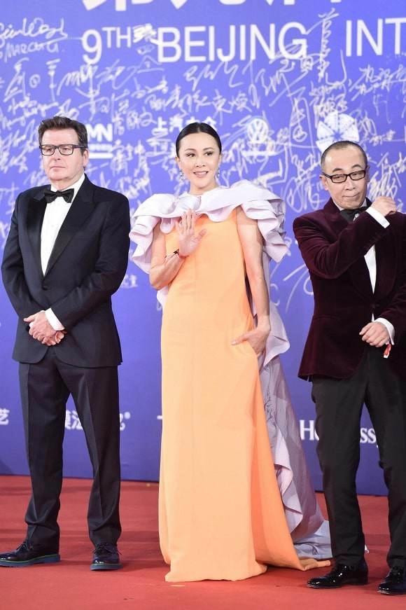 Top 10 bộ cánh thảm họa tuần qua song hye kyo phương trinh jolie tuột dốc phong cách - 9