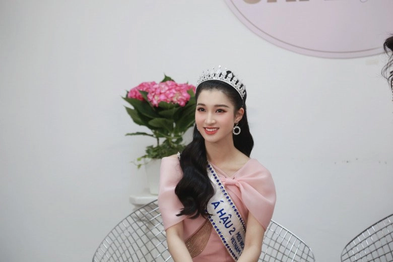 Top 3 miss world vietnam 2022 diện đầm hồng đổ bộ cafe cùng eva - 5