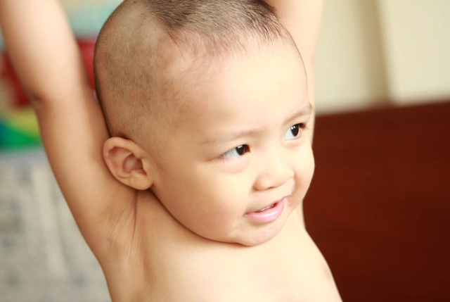 Top những kiểu tóc cho bé trai ít tóc 1 tuổi đáng yêu siêu ngầu - 4