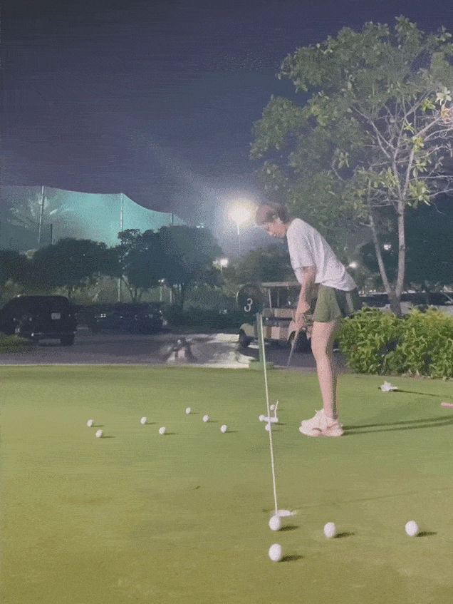 Trâm anh làm người xem hú tim khi diện váy siêu ngắn đánh golf - 1