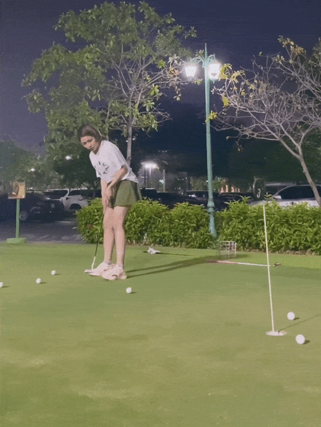 Trâm anh làm người xem hú tim khi diện váy siêu ngắn đánh golf - 3