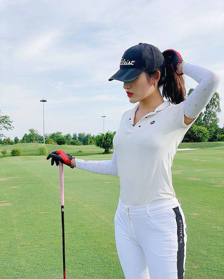 Trâm anh làm người xem hú tim khi diện váy siêu ngắn đánh golf - 9