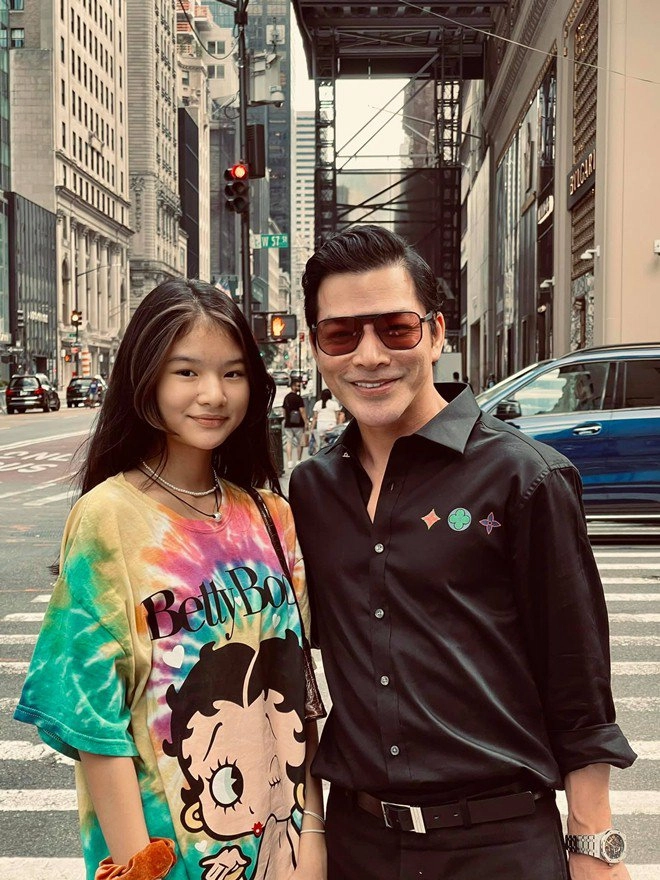 Con gái trương ngọc ánh sành điệu trên đất mỹ mặc đồ hiệu đắt tiền chụp ảnh ở phố sang - 1