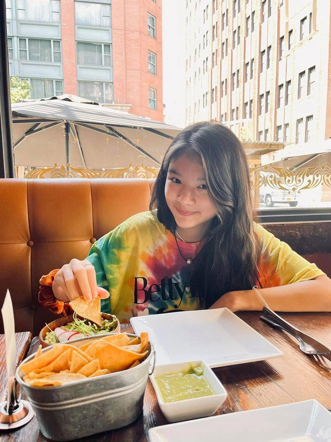 Con gái trương ngọc ánh sành điệu trên đất mỹ mặc đồ hiệu đắt tiền chụp ảnh ở phố sang - 2