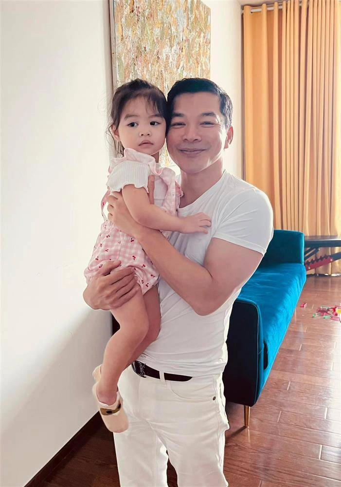 Trần bảo sơn gen quá mạnh 2 con gái với mỹ nhân trương ngọc ánh và bạn gái mới đều giống bố - 1
