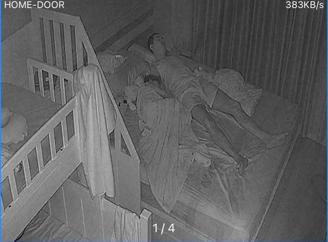 Trang trần xem camera thấy cảnh hài hước của chồng việt kiều và con gái - 1