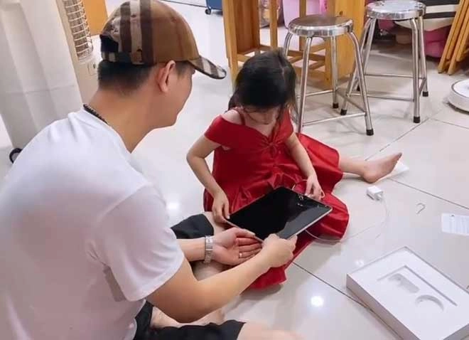 Trang trần xem camera thấy cảnh hài hước của chồng việt kiều và con gái - 4