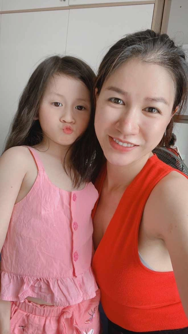 Trang trần xem camera thấy cảnh hài hước của chồng việt kiều và con gái - 8