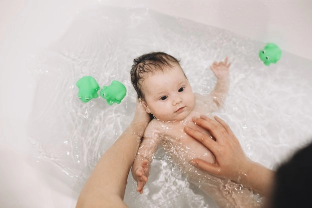 Trẻ bị tay chân miệng có kiêng tắm không - 1