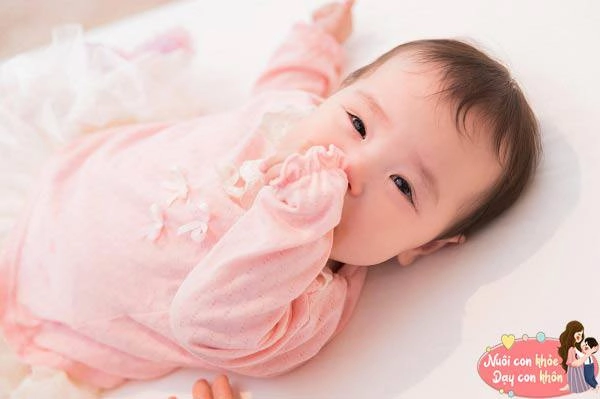 Trẻ chào đời trông xấu xí hãy thực hiện 4 mẹo chăm sóc này bé sẽ xinh đẹp hơn từng ngày - 7
