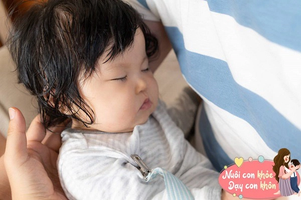 Trẻ đổ mồ hôi khi ngủ có phải yếu không bs nhi cần bổ sung ngay chất này - 5