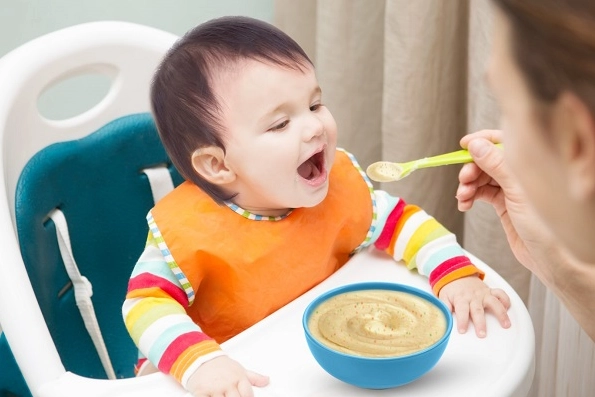 Trẻ mấy tháng ăn dặm và ăn bao nhiêu - 1