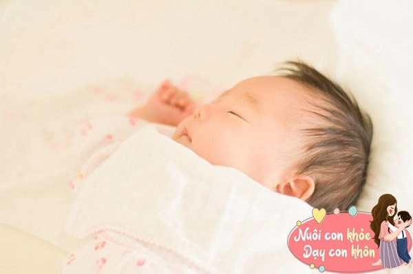 Trẻ ngủ tư thế này dễ làm đầu biến dạng mẹ phải biết để điều chỉnh cho bé - 3
