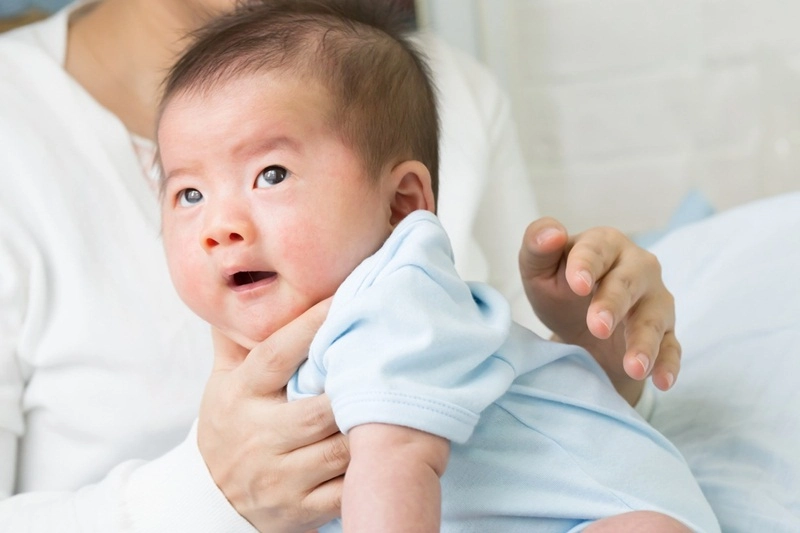 Trẻ sơ sinh bị nấc nhiều có sao không - 1