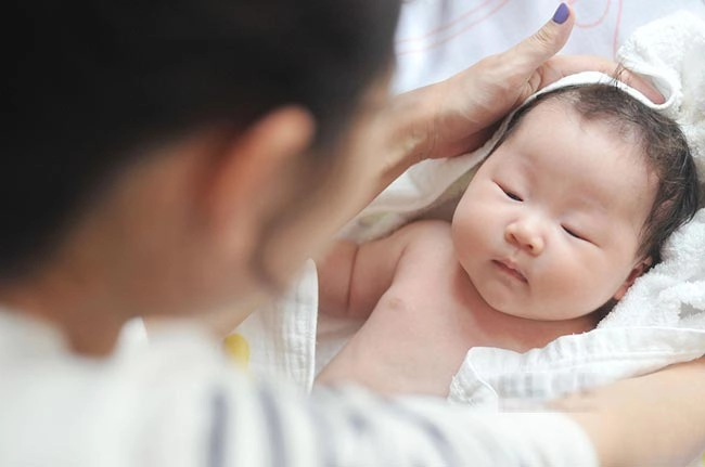 Trẻ sơ sinh bị sốt phải làm sao - 3