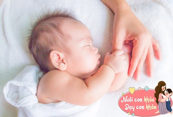 Trẻ sơ sinh ngủ với tư thế đầu hàng biết được lý do mẹ chẳng còn ngăn cấm con - 12