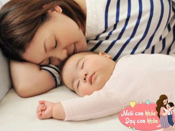 Trẻ sơ sinh ngủ với tư thế đầu hàng biết được lý do mẹ chẳng còn ngăn cấm con - 13