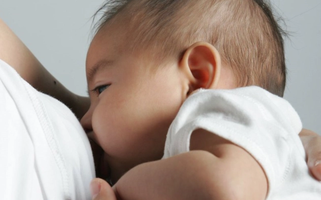 Trẻ sơ sinh uống nước được không có hại không - 1