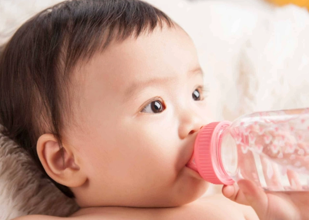 Trẻ sơ sinh uống nước được không có hại không - 2
