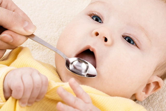 Trẻ sơ sinh uống nước được không có hại không - 3