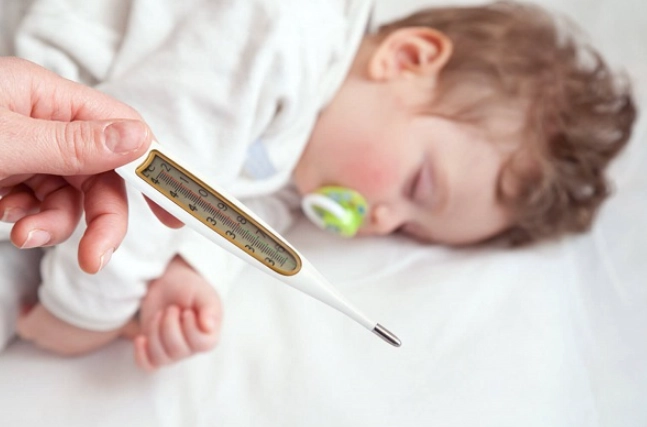 Trẻ sốt 39 độ phải làm gì và những lưu ý khi trẻ sốt cao - 1