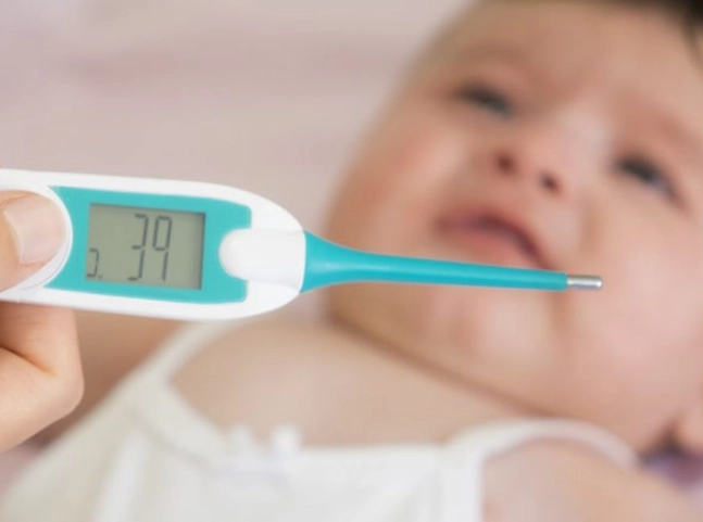 Trẻ sốt 39 độ phải làm gì và những lưu ý khi trẻ sốt cao - 2