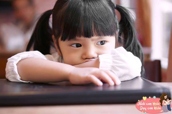 Trẻ thiếu tình cảm và sự quan tâm từ bố mẹ thường có 4 biểu hiện này - 3