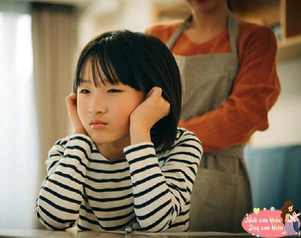 Trẻ thiếu tình cảm và sự quan tâm từ bố mẹ thường có 4 biểu hiện này - 4