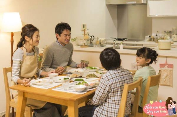Trẻ thiếu tình cảm và sự quan tâm từ bố mẹ thường có 4 biểu hiện này - 7