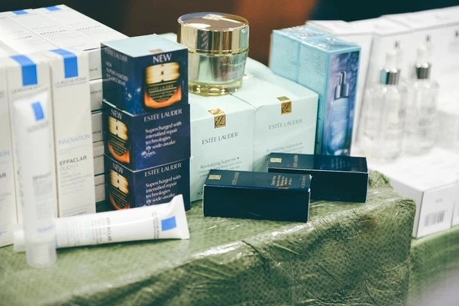 Triệt phá kho mỹ phẩm fake hội nghiện skincare tá hoả vì có chai kem chống nắng quốc dân - 2