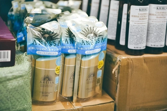 Triệt phá kho mỹ phẩm fake hội nghiện skincare tá hoả vì có chai kem chống nắng quốc dân - 7