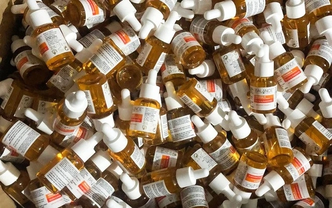 Triệt phá kho mỹ phẩm fake hội nghiện skincare tá hoả vì có chai kem chống nắng quốc dân - 11