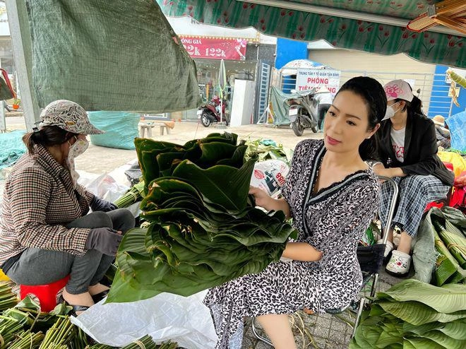 Trịnh kim chi lê thúy và dàn sao gói bánh chưng có người mang bánh ra chuồng bò khoe - 4