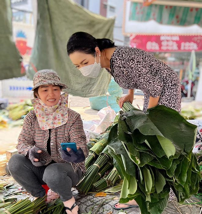 Trịnh kim chi lê thúy và dàn sao gói bánh chưng có người mang bánh ra chuồng bò khoe - 7