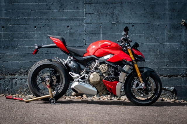 Triumph speed triple 1200 rs 2021 và ducati streetfighter v4 s trên bàn cân thông số - 12