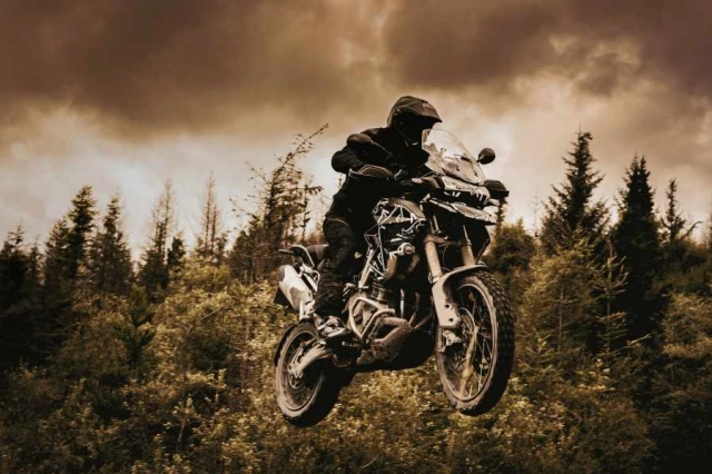 Triumph tiger 1200 được xác nhận trang bị động cơ t-plane độc quyền - 3