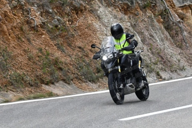 Triumph tiger 1200 thế hệ mới xuất hiện trên đường thử - 1