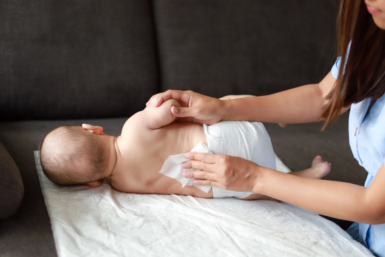 Trò chuyện cùng bác sĩ để không mắc lỗi khi chăm sóc trẻ sơ sinh đổ mồ hôi trộm - 1