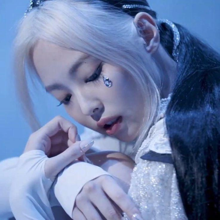 Trổ tài đính đá lên da như jennie blackpink thuý vân lấn át cả đương kim hoa hậu kỳ duyên - 7