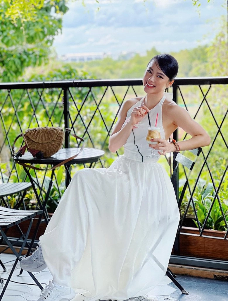 Trở về làm mỹ nhân ăn chay angela phương trinh cất tiệt váy áo cắt xẻ vẫn ghi điểm với dáng đẹp mượt mà - 9