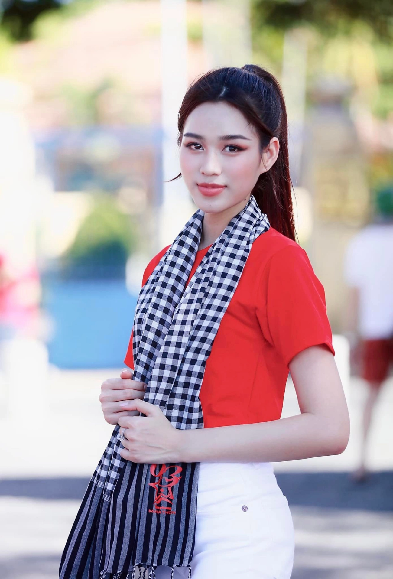 Trở về sau miss world đỗ thị hà chăm da như phạm băng băng dù cách biệt 20 tuổi - 2