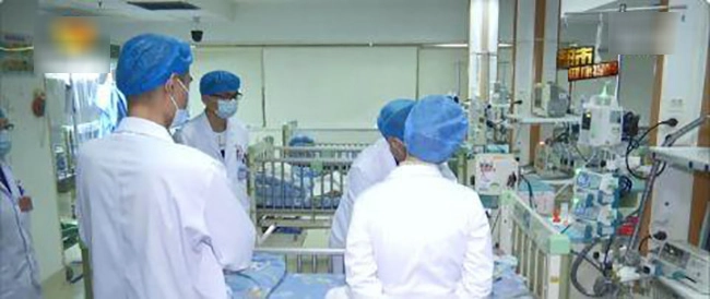 Trời mới chớm mát mẻ mẹ đắp 3 lớp chăn cho con 2 tháng sáng hôm sau bé nguy kịch - 1
