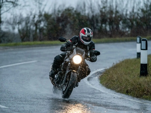 Trời mưa và những phụ kiện đắc lực khi chạy mô tô - 5