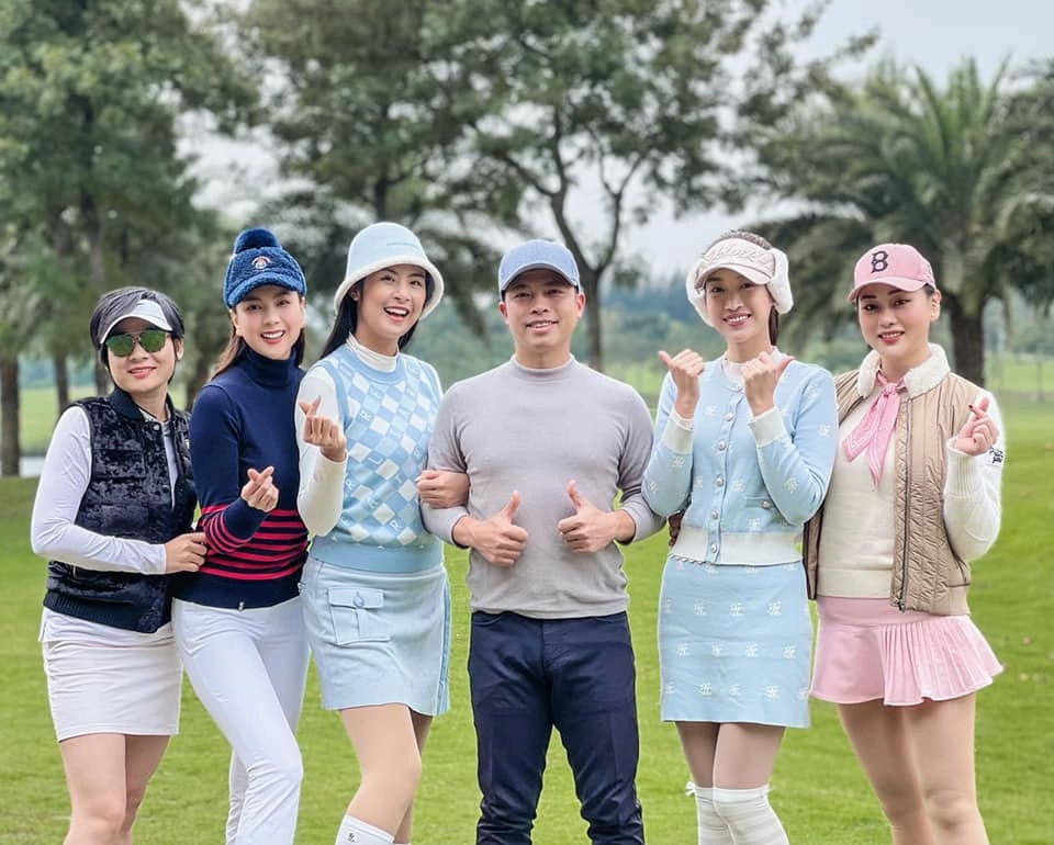 Trời rét đậm phương oanh đi golf mặc áo dày cộp hại body mũm mĩm như thời nam nọng - 1