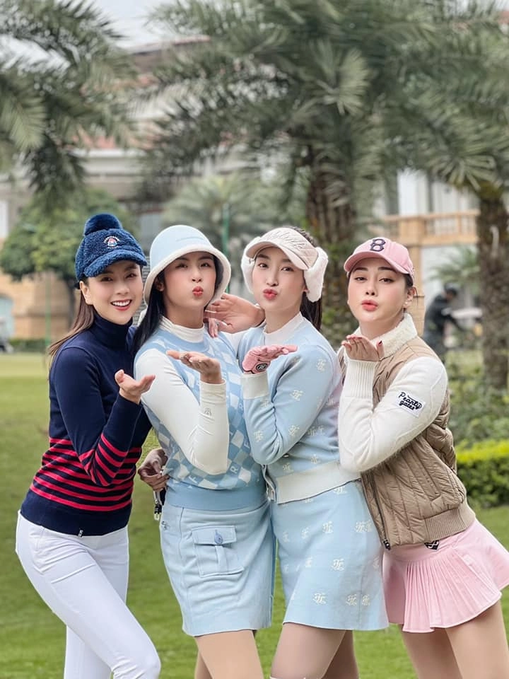 Trời rét đậm phương oanh đi golf mặc áo dày cộp hại body mũm mĩm như thời nam nọng - 2
