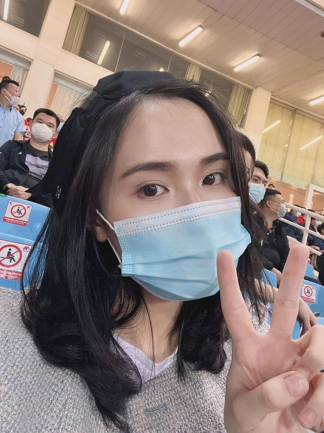 trốn con đi xem chồng đá bóng quỳnh anhăn diện hệt thời còn son chỉ 1 chi tiếtthay đổi - 1