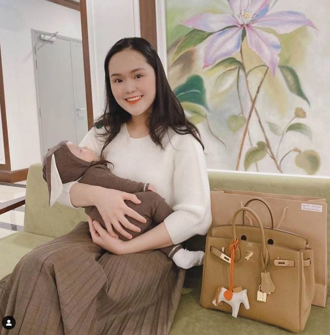 trốn con đi xem chồng đá bóng quỳnh anhăn diện hệt thời còn son chỉ 1 chi tiếtthay đổi - 8