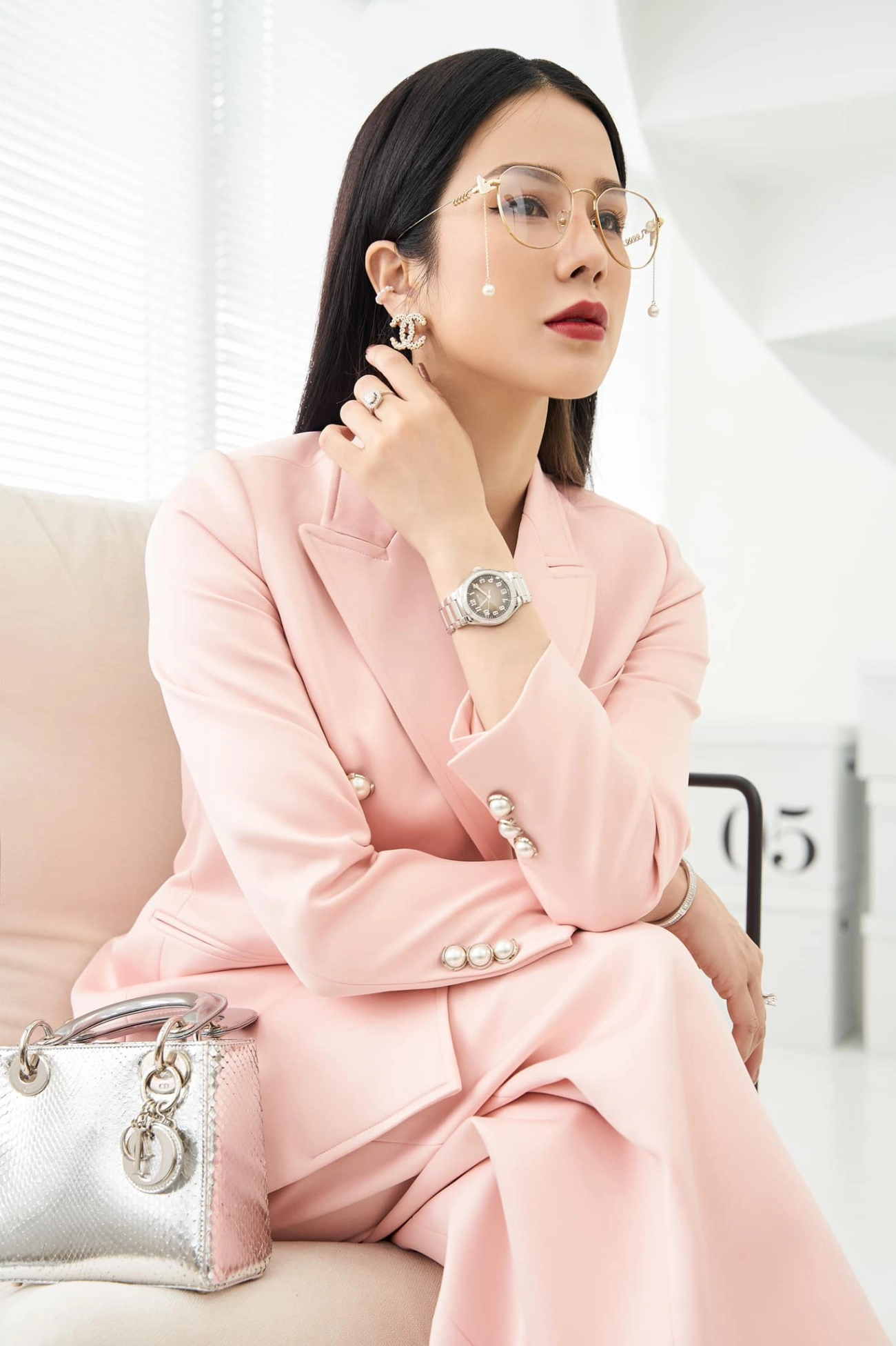 Trong khi cả showbiz xúng xính áo dài diệp lâm anh thắp sáng mxh với váy cắt xẻ tứ tung - 4