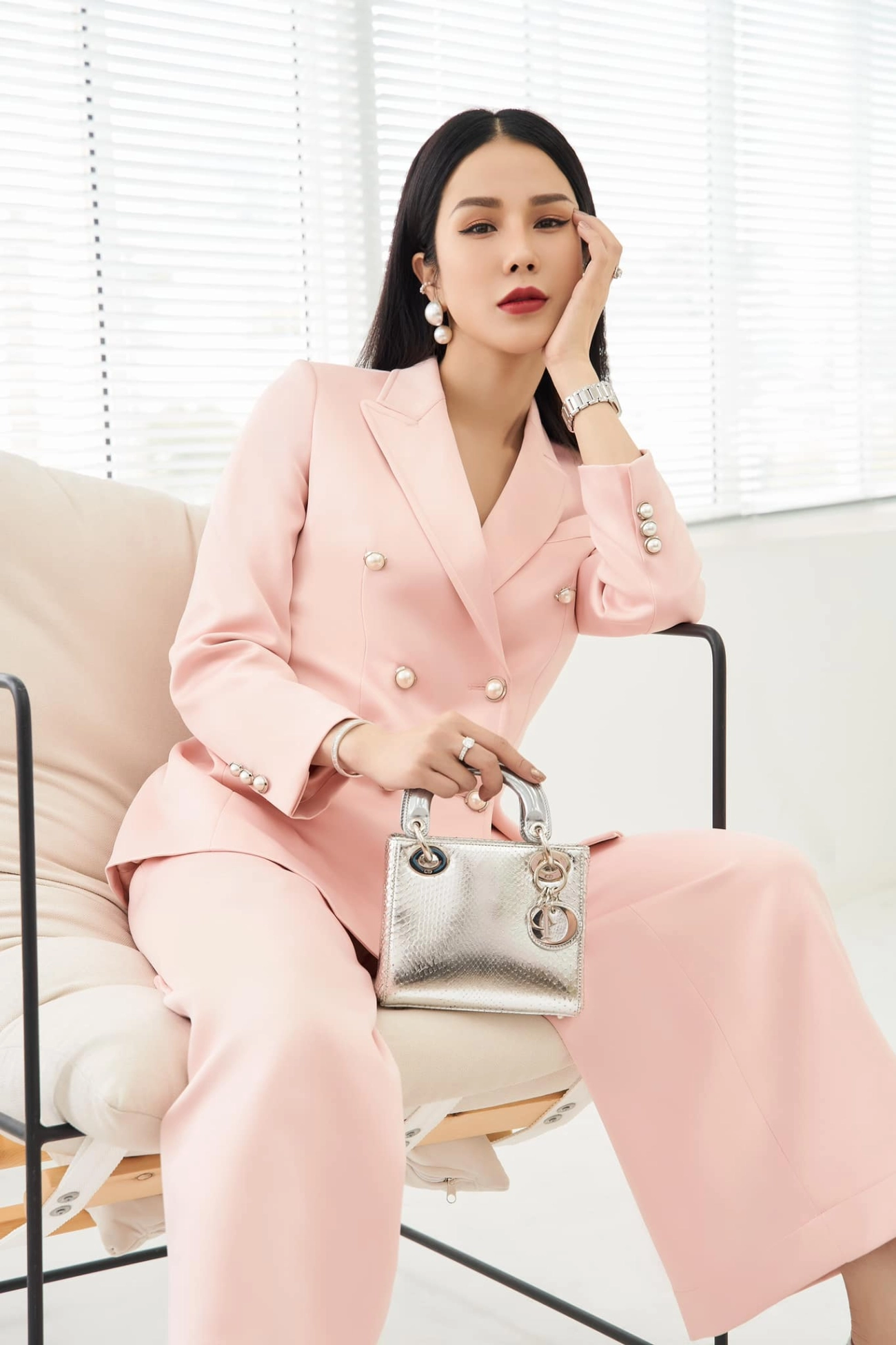 Trong khi cả showbiz xúng xính áo dài diệp lâm anh thắp sáng mxh với váy cắt xẻ tứ tung - 5